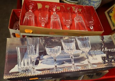 une boîte de verres à vin vides posée sur une table