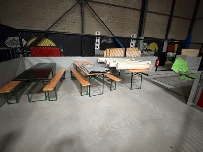 une pièce dans laquelle se trouvent plusieurs bancs et une table