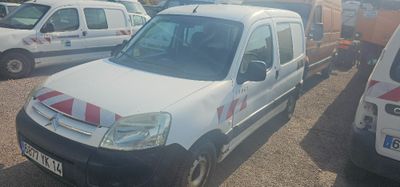 une camionnette blanche à rayures rouges garée sur un parking