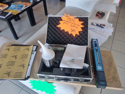 une valise posée sur une table, contenant tout un tas d'objets
