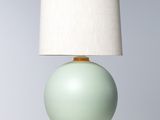 une lampe verte surmontée d'un abat-jour blanc
