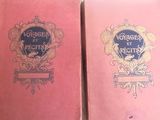 deux livres posés l'un à côté de l'autre sur un lit
