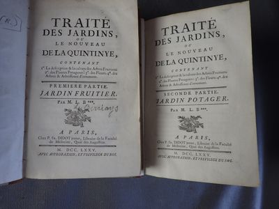 deux livres ouverts sur une table