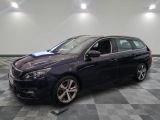 la voiture bleue est garée sur le sol en damier d'un garage