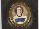 portrait d'une femme vêtue d'une robe bleue et blanche, tenant un livre