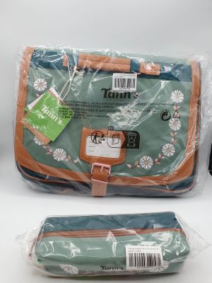 deux sacs contenant des trousses de toilette posés sur une table