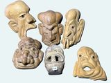 de nombreux types de masques exposés sur une table