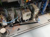 une machine sur laquelle sont branchés de nombreux câbles
