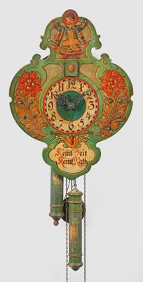 une horloge accrochée sur la façade d'un immeuble