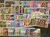 un lot de timbres exposés dans une vitrine
