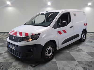 la camionnette blanche est garée sur un sol carrelé en damier