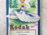 un vieil album photo Kodak - Cine Book contenant la photo d'une femme en robe bleue
