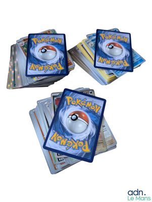 trois cartes pokemon sont empilées les unes sur les autres sur un fond blanc