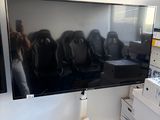 un grand téléviseur à écran plat dans un coin de la pièce