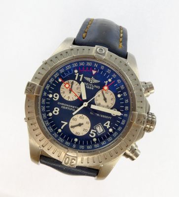 gros plan d'une montre sur une surface blanche