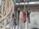 un tas d'outils accrochés au mur à côté d'une étagère
