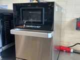 deux micro-ondes posés sur un plan de travail dans une cuisine