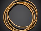 un ensemble de trois bracelets dorés sur fond noir