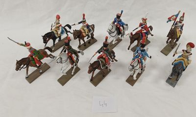 de nombreuses figurines représentant des hommes à cheval, tenant des lances
