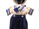 un mannequin vêtu d'un costume de marin et d'un chapeau de marin