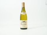 une bouteille de vin posée sur une table
