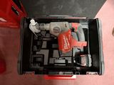un outil dans une boîte à outils, à côté d'un marteau et d'autres outils