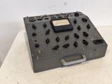 un petit appareil électronique posé sur une table