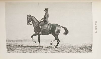 une photo en noir et blanc d'un homme à cheval