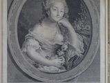 portrait d'une femme en robe, avec une fleur dans les cheveux