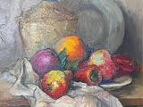un tableau représentant des pommes, des oranges et une cruche posées sur une table