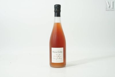 une bouteille de vin posée sur une table