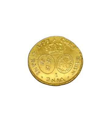 gros plan d'une pièce d'or sur fond blanc