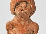 statue d'une femme coiffée d'un chapeau, posée sur un socle en bois