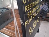 une enseigne indiquant « Optitt Regala » : restaurant et sandwicherie