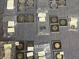 un lot de pièces de monnaie posées sur une table