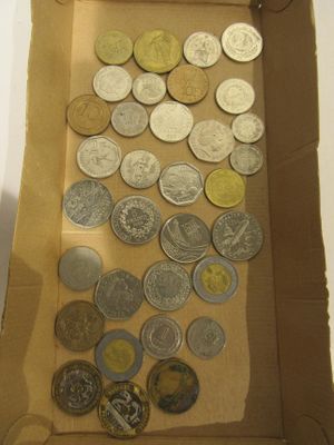 une boîte remplie de pièces de monnaie posée sur une table