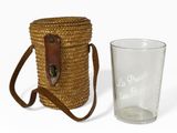 un sac en paille et un verre sur la table