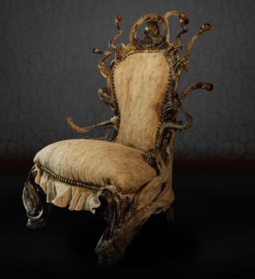 une vieille chaise avec un crâne sur le dossier