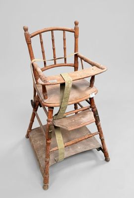 une vieille chaise haute en bois avec une assise en bois sur fond gris