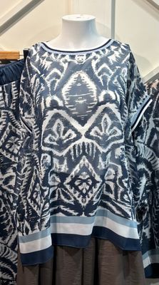 une robe exposée sur un mannequin dans un magasin de vêtements