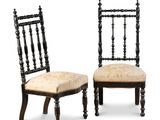 une paire de chaises noires avec une assise rembourrée beige