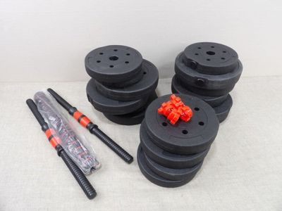 quatre patins noirs et une paire de vis sur une surface blanche