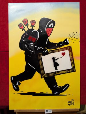 tableau représentant un homme tenant un dessin d'enfant orné de roses