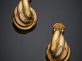 une paire de boucles d'oreilles plaquées or au motif torsadé