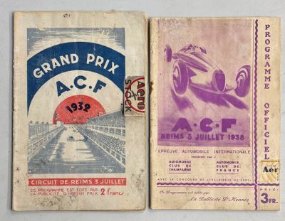 un vieux livre avec une image de voiture de course et un billet
