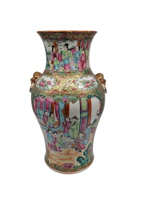 un vase posé sur une surface blanche