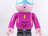 un ours rose avec une chemise violette et un pantalon noir