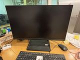 un bureau équipé d'un clavier et d'un écran
