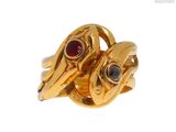 une image représentant une bague en or ornée d'un serpent et d'un rubis