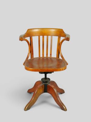 une image représentant une chaise en bois avec une assise en bois posée sur un socle